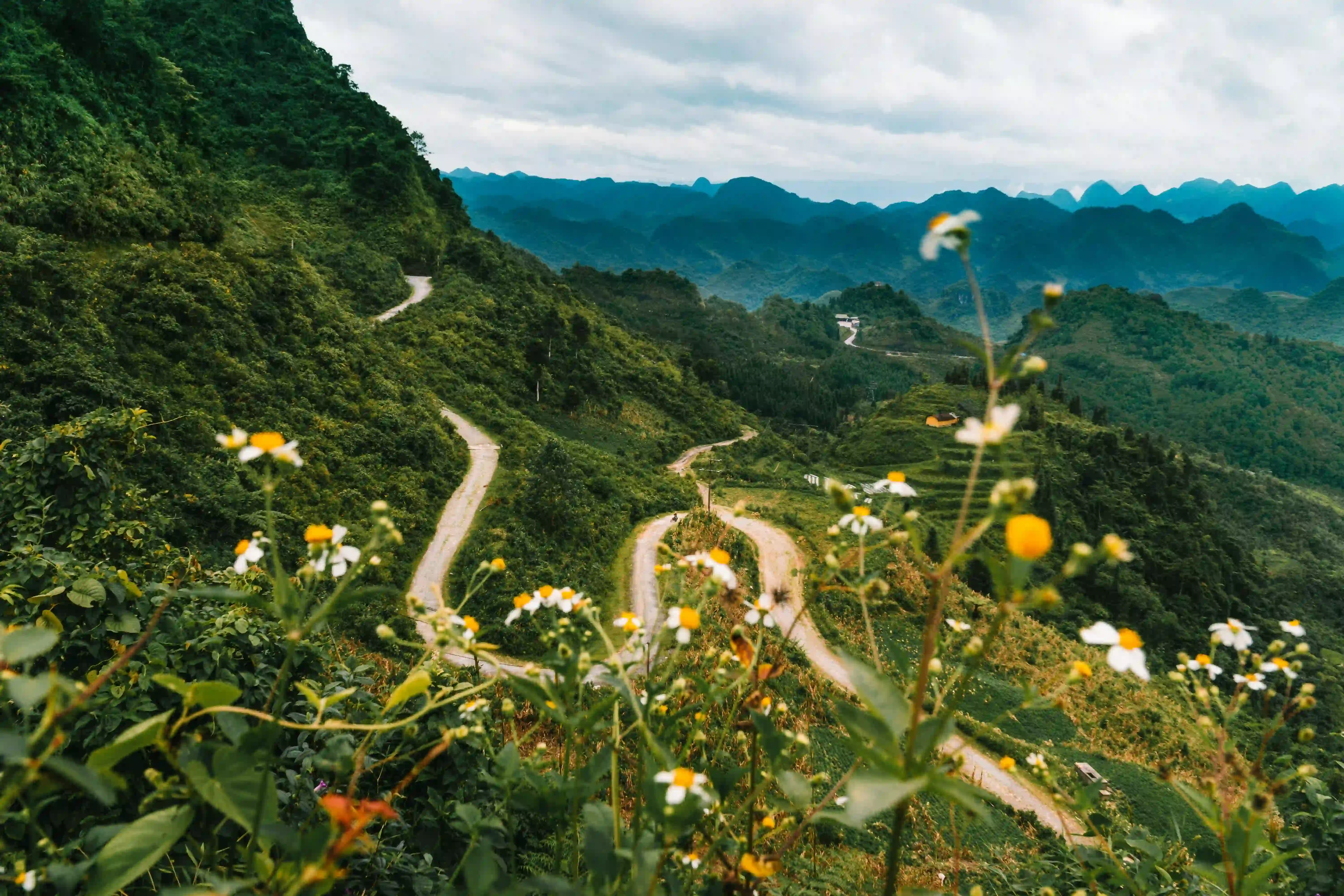 A lone rider on the edge of Ma Pi Leng Pass